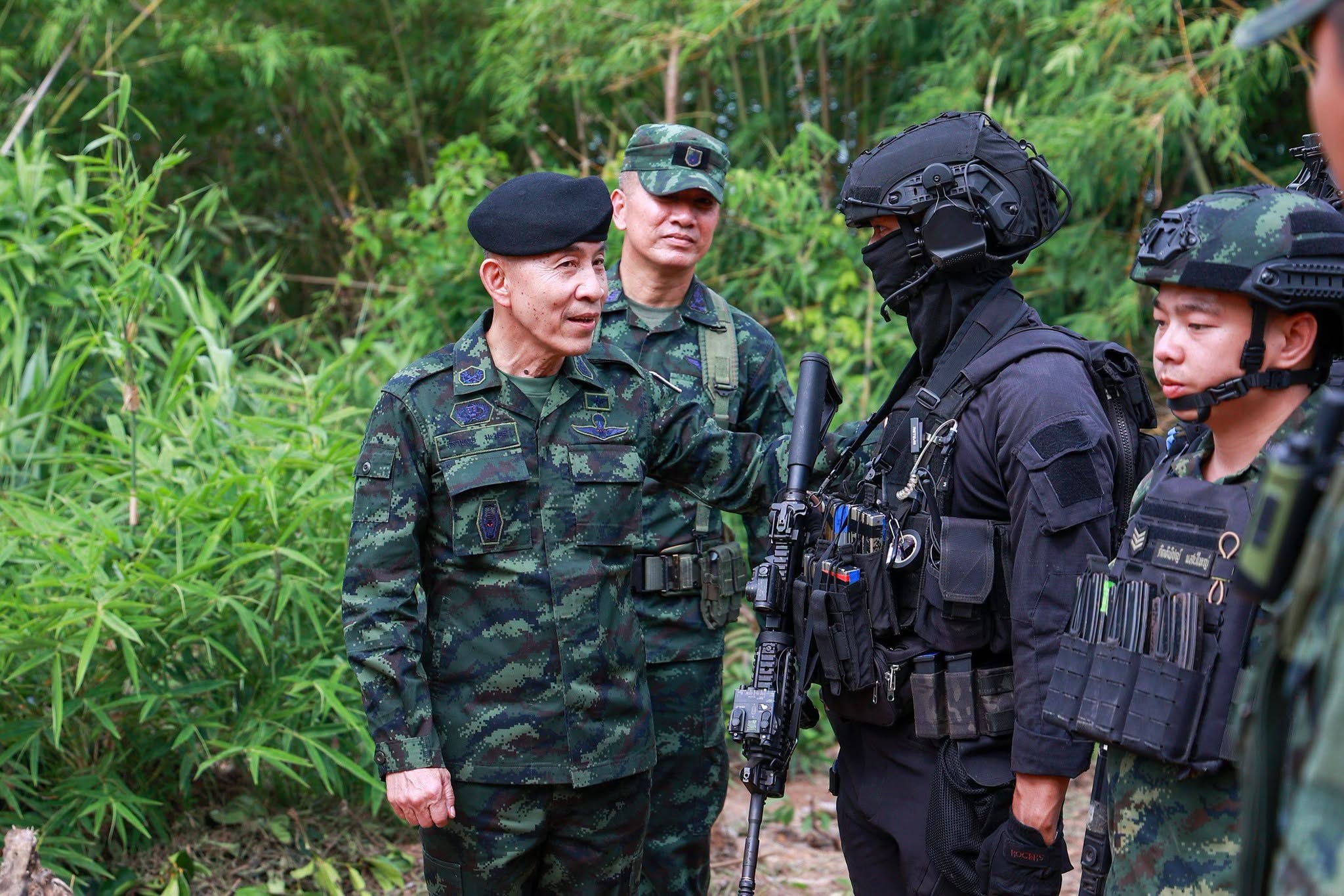 ปลัดกระทรวงกลาโหมลงพื้นที่ตรวจเยี่ยมกองบิน ๒๑ และกองกำลังสุรนารี ให้กำลังใจกำลังพล แนวหน้า