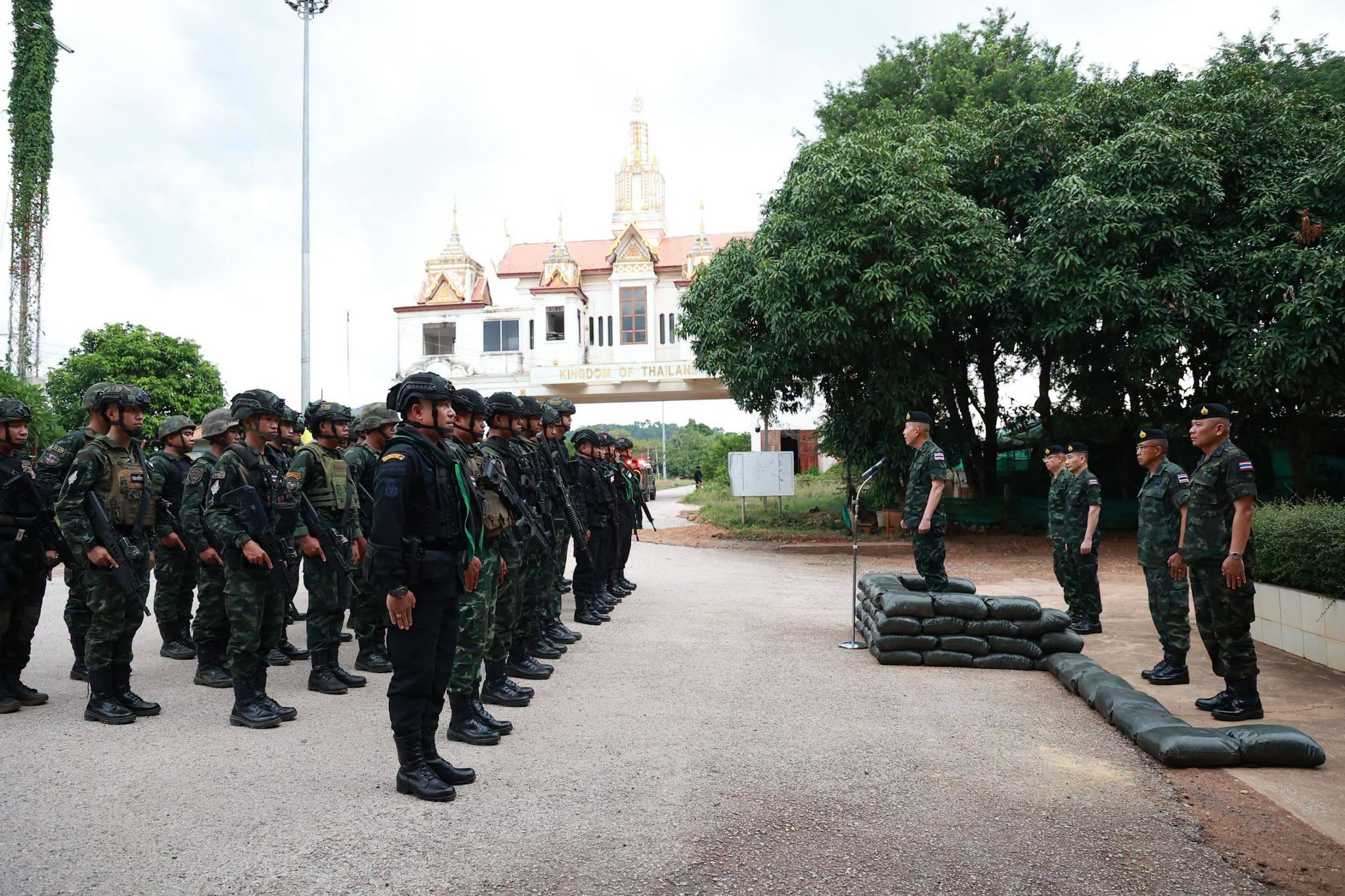 ปลัดกระทรวงกลาโหมลงพื้นที่ตรวจเยี่ยมกองกำลังบูรพา ติดตามสถานการณ์ชายแดนไทย-กัมพูชา ย้ำดูแลกำลังพลเต็มกำลัง