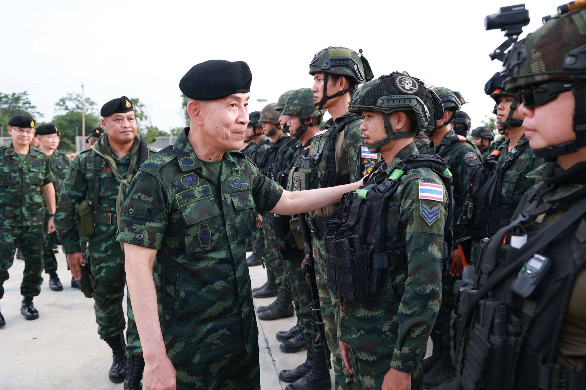 ปลัดกระทรวงกลาโหมลงพื้นที่ตรวจเยี่ยมกองกำลังบูรพา ติดตามสถานการณ์ชายแดนไทย-กัมพูชา ย้ำดูแลกำลังพลเต็มกำลัง