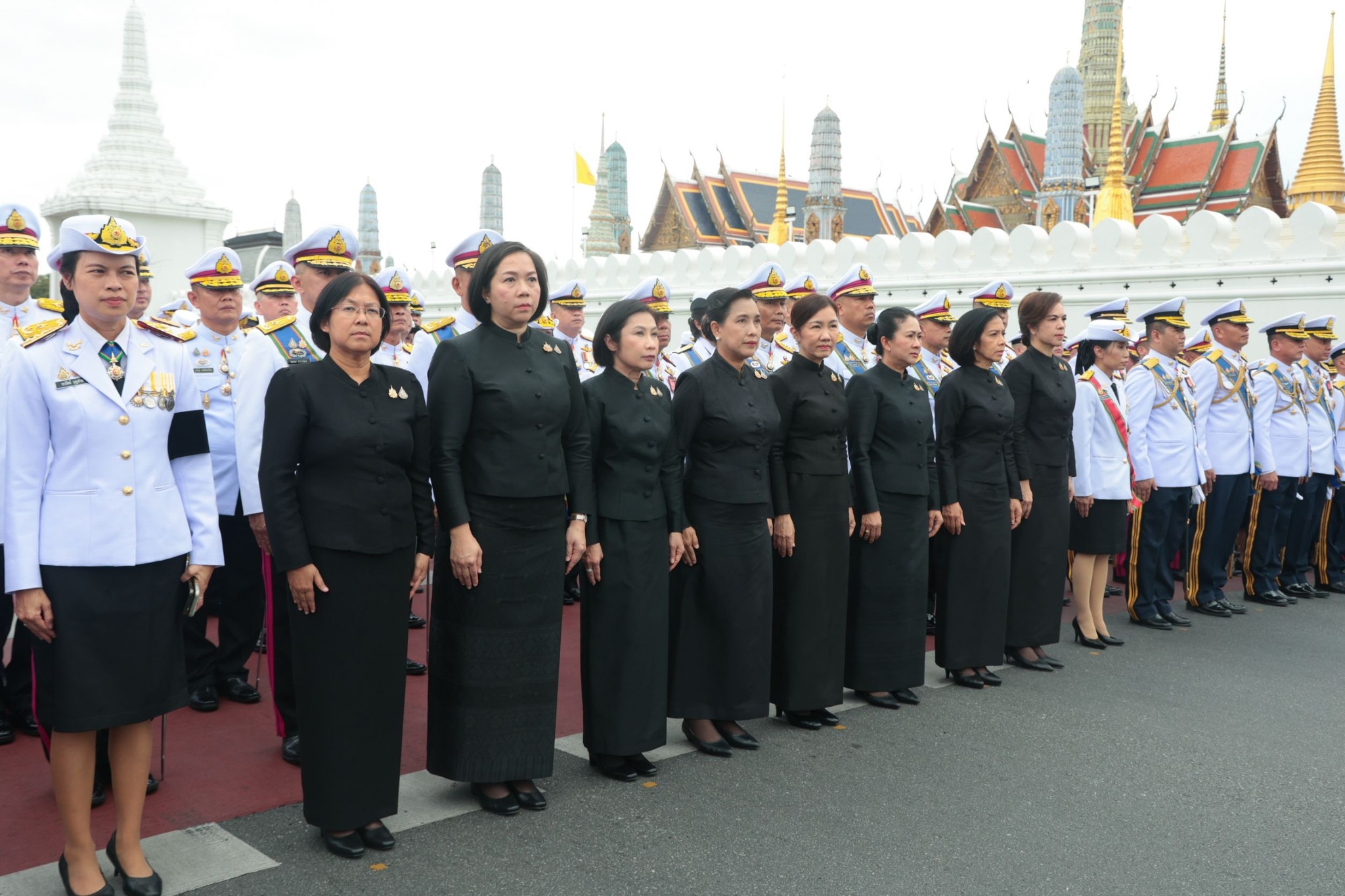 สำนักงานปลัดกระทรวงกลาโหมจัดพิธีลงนามถวายความอาลัยสมเด็จพระนางเจ้าสิริกิติ์ พระบรมราชินีนาถ พระบรมราชชนนีพันปีหลวง สวรรคต