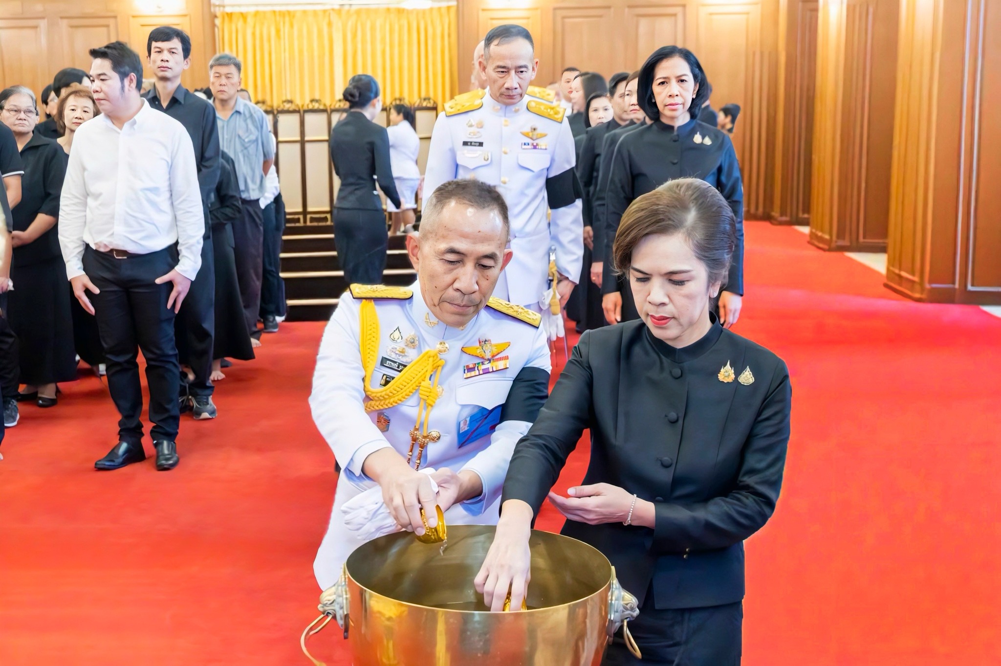 พลเอก ธราพงษ์ มะละคำ ปลัดกระทรวงกลาโหม ถวายน้ำสรงพระบรมศพ หน้าพระฉายาลักษณ์ สมเด็จพระบรมราชชนนีพันปีหลวง