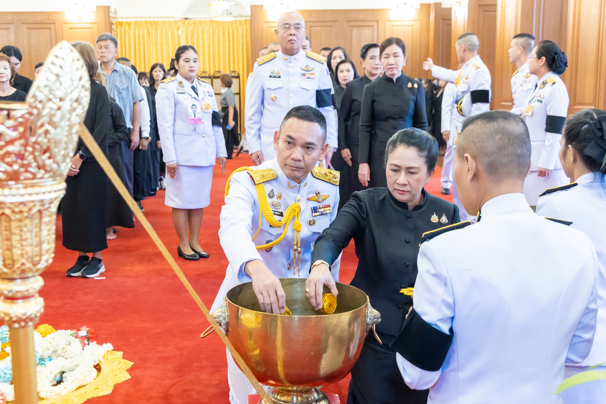 พลเอก ธราพงษ์ มะละคำ ปลัดกระทรวงกลาโหม ถวายน้ำสรงพระบรมศพ หน้าพระฉายาลักษณ์ สมเด็จพระบรมราชชนนีพันปีหลวง