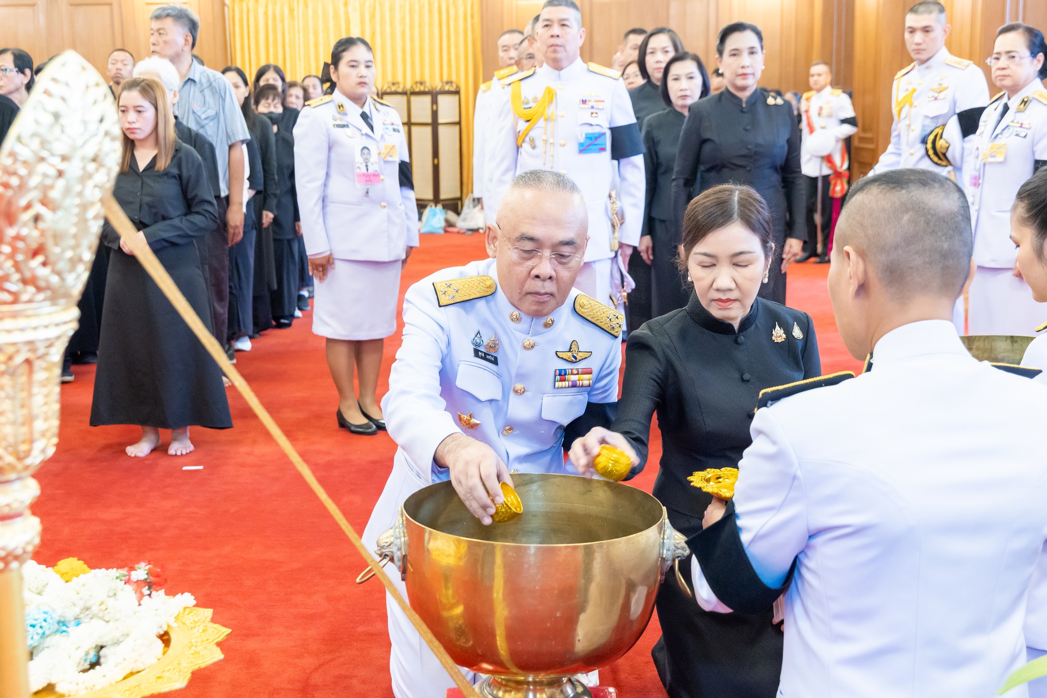พลเอก ธราพงษ์ มะละคำ ปลัดกระทรวงกลาโหม ถวายน้ำสรงพระบรมศพ หน้าพระฉายาลักษณ์ สมเด็จพระบรมราชชนนีพันปีหลวง