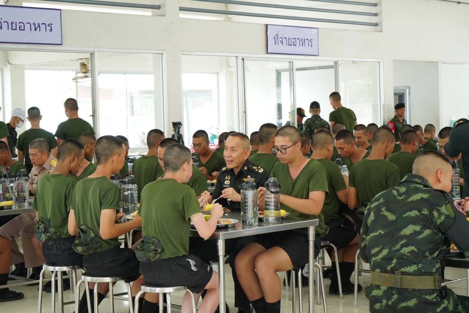 ปลัดกระทรวงกลาโหมตรวจเยี่ยมหน่วยฝึกทหารใหม่ เน้นย้ำดูแลใกล้ชิดทั้งร่างกายและจิตใจ สร้างทหารคุณภาพเพื่อกองทัพ