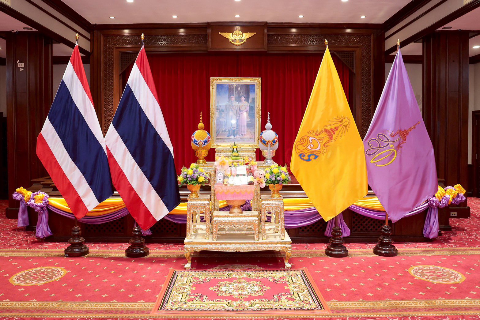 พระบาทสมเด็จพระเจ้าอยู่หัว ทรงพระกรุณาโปรดเกล้าฯ พระราชทานกระเช้าปีใหม่มอบแก่คณะกรรมการอำนวยการโครงการส่งเสริมการกีฬาเพื่อพัฒนาชาติไทย