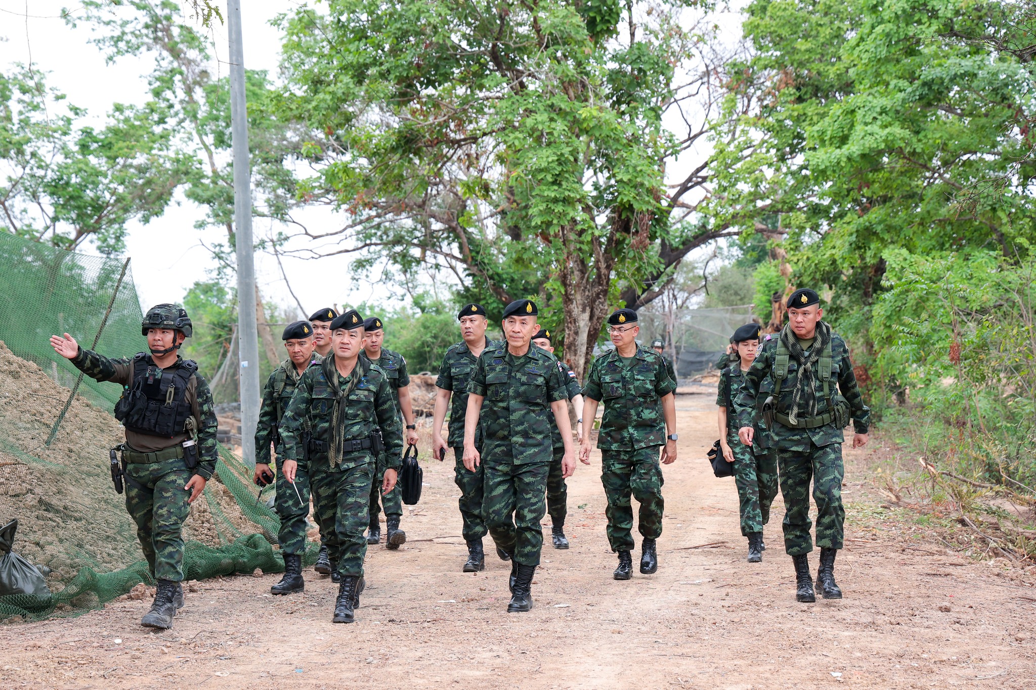 ปลัดกระทรวงกลาโหมลงพื้นที่ติดตามสถานการณ์ชายแดนไทย – กัมพูชา เน้นย้ำปฏิบัติการทุกมิติเพื่อรักษาอธิปไตยและความมั่นคงของชาติ