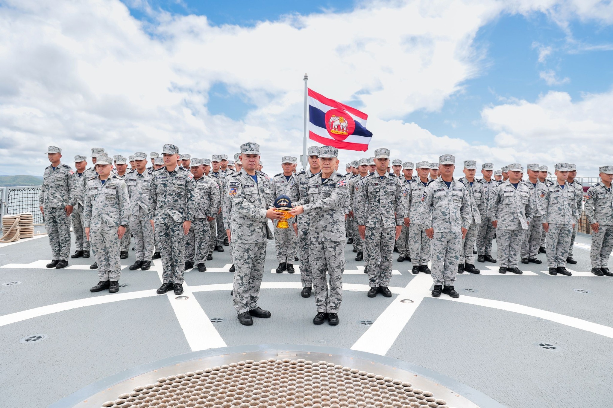 ปลัดกระทรวงกลาโหมตรวจเยี่ยมกองเรือยุทธการ ย้ำกำลังพลร่วมปกป้องอธิปไตยทางทะเล
