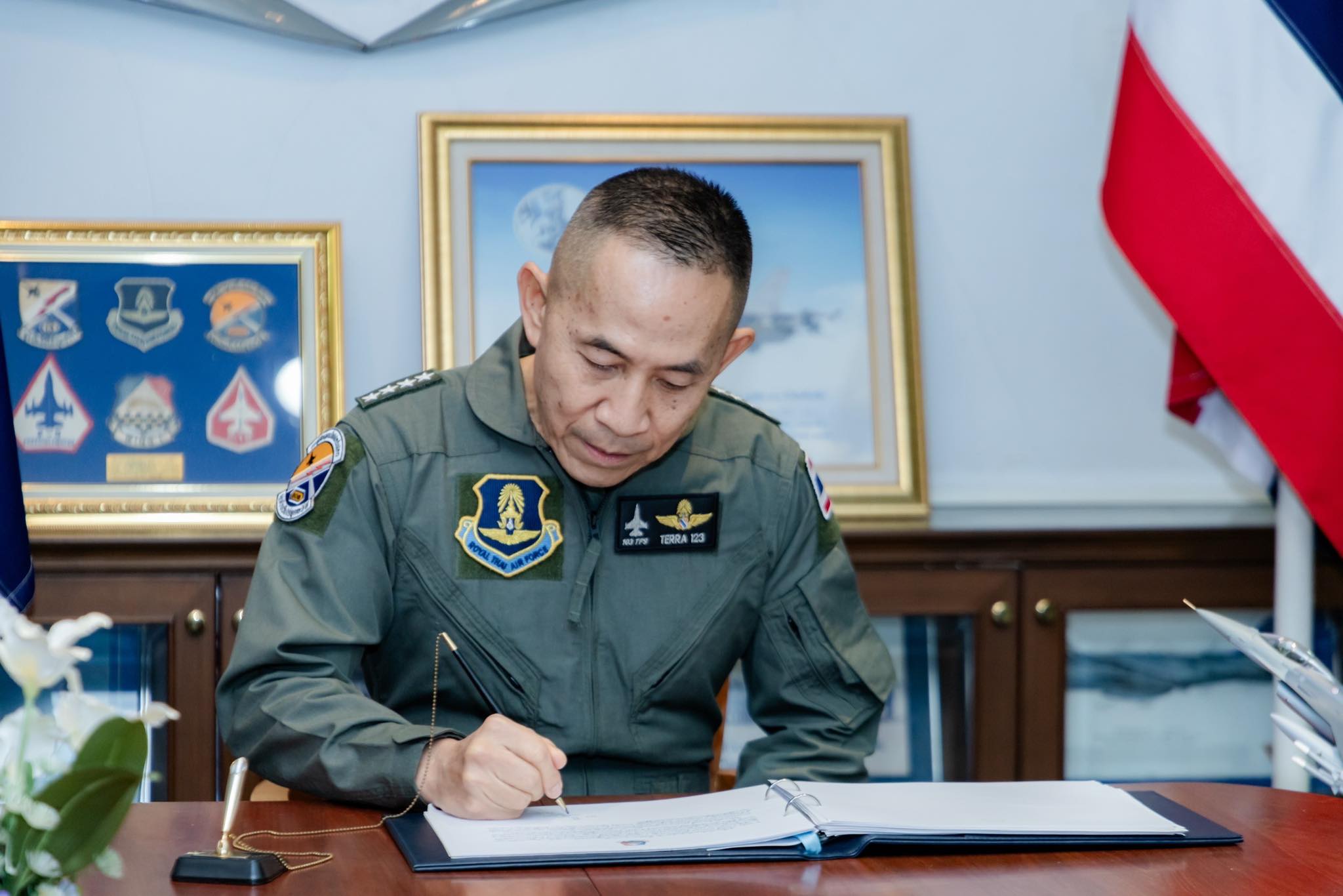 ปลัดกระทรวงกลาโหมตรวจเยี่ยมกองบิน ๑ โคราช ร่วมบินสังเกตการณ์กับ F-16BM