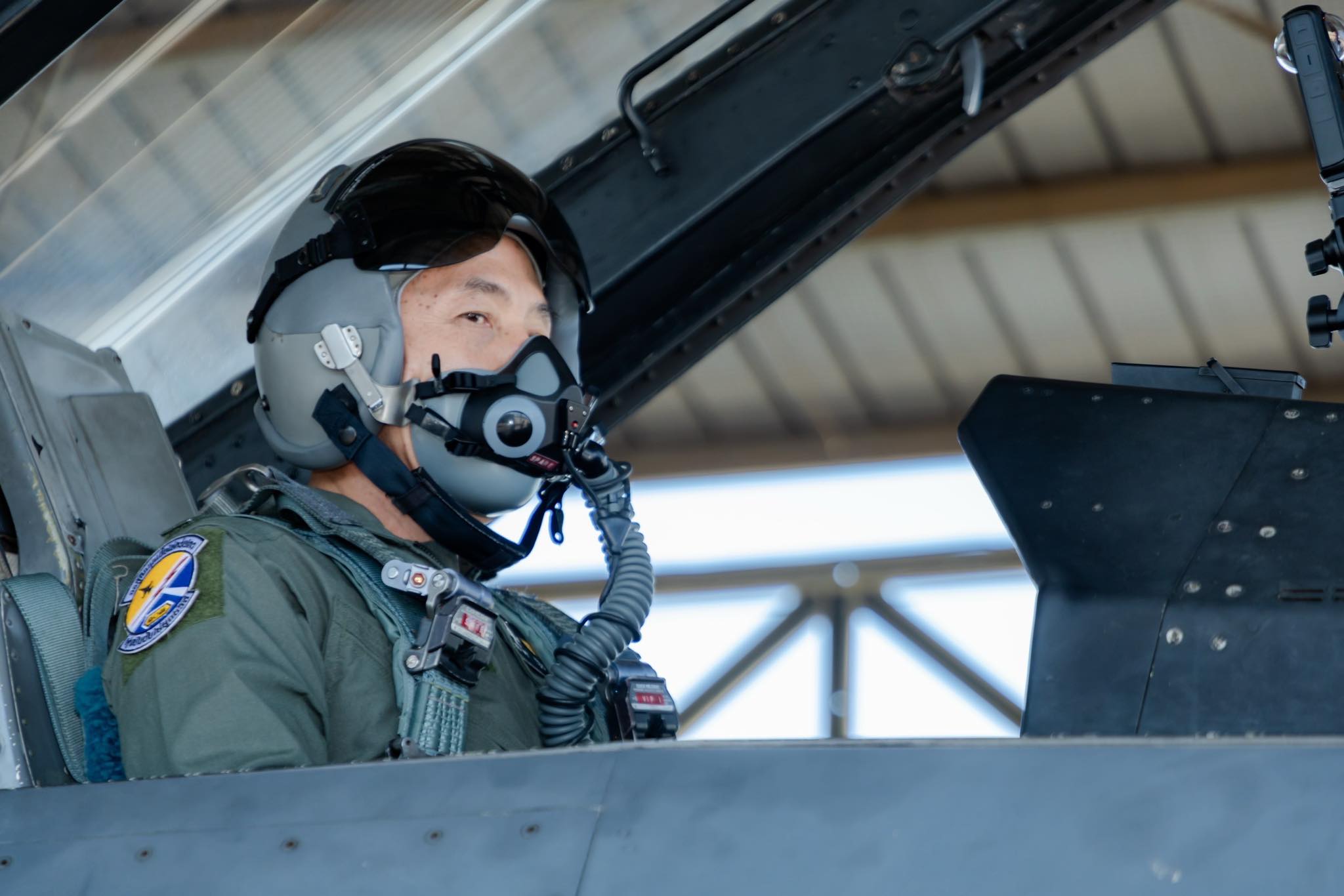 ปลัดกระทรวงกลาโหมตรวจเยี่ยมกองบิน ๑ โคราช ร่วมบินสังเกตการณ์กับ F-16BM
