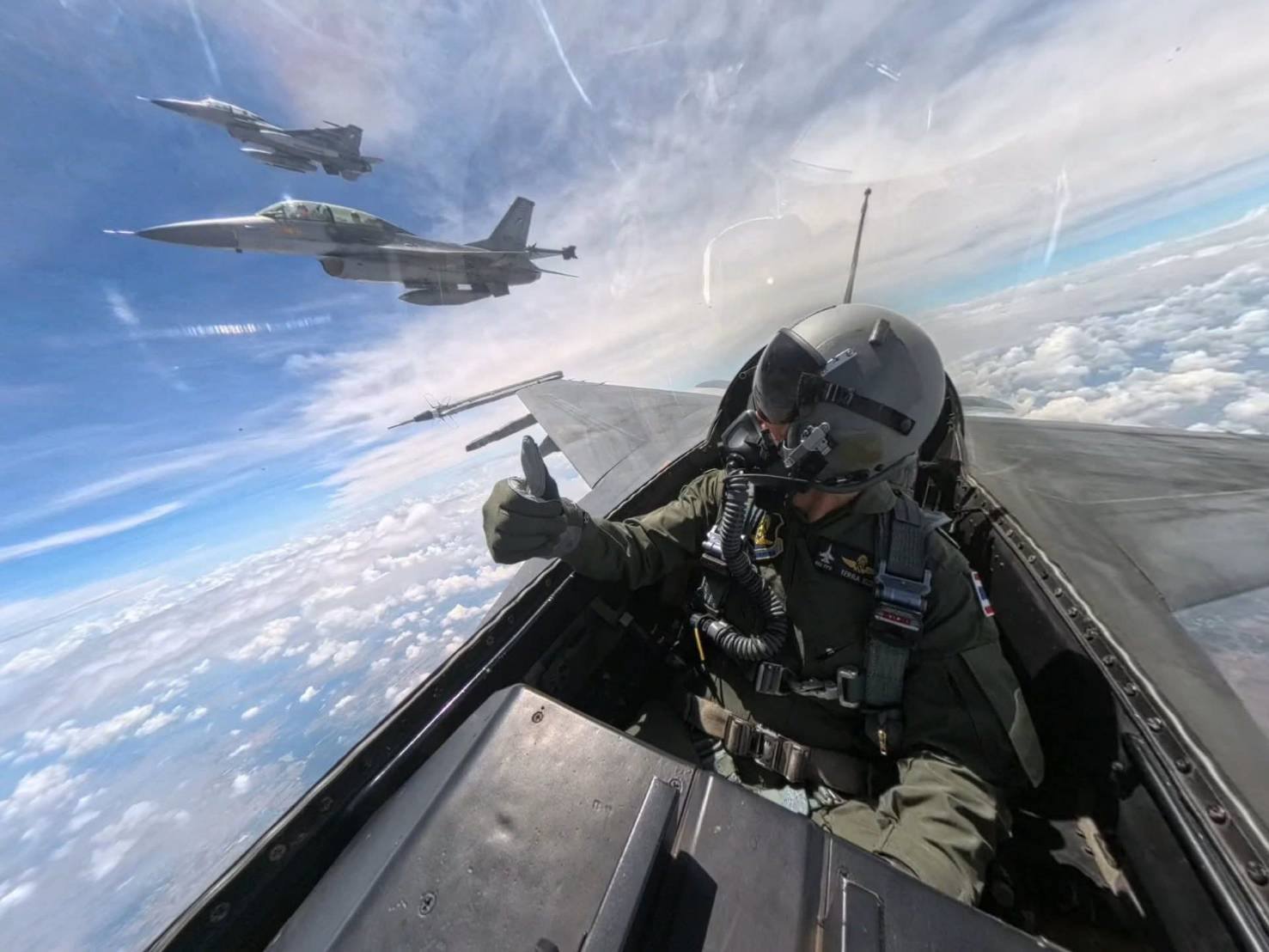 ปลัดกระทรวงกลาโหมตรวจเยี่ยมกองบิน ๑ โคราช ร่วมบินสังเกตการณ์กับ F-16BM