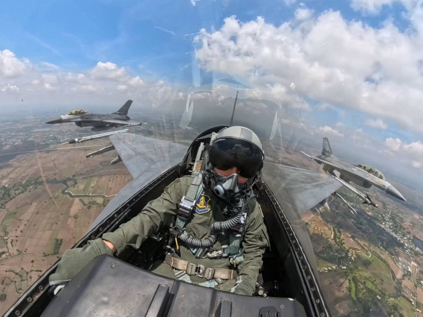 ปลัดกระทรวงกลาโหมตรวจเยี่ยมกองบิน ๑ โคราช ร่วมบินสังเกตการณ์กับ F-16BM