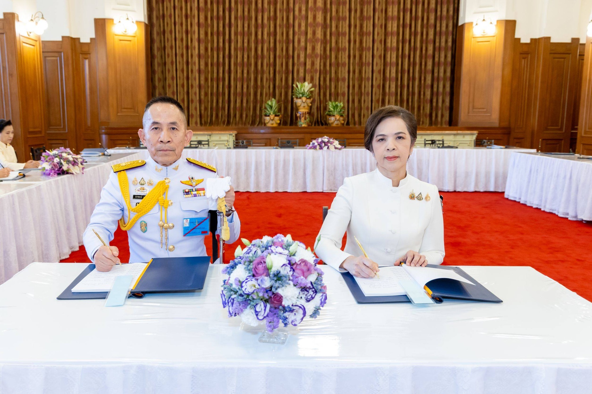 ปลัดกระทรวงกลาโหม ร่วมลงนามถวายพระพรชัยมงคลสมเด็จพระนางเจ้าฯ พระบรมราชินี เนื่องในโอกาสพระราชพิธีมหามงคลเฉลิมพระชนมพรรษา ๔ รอบ
