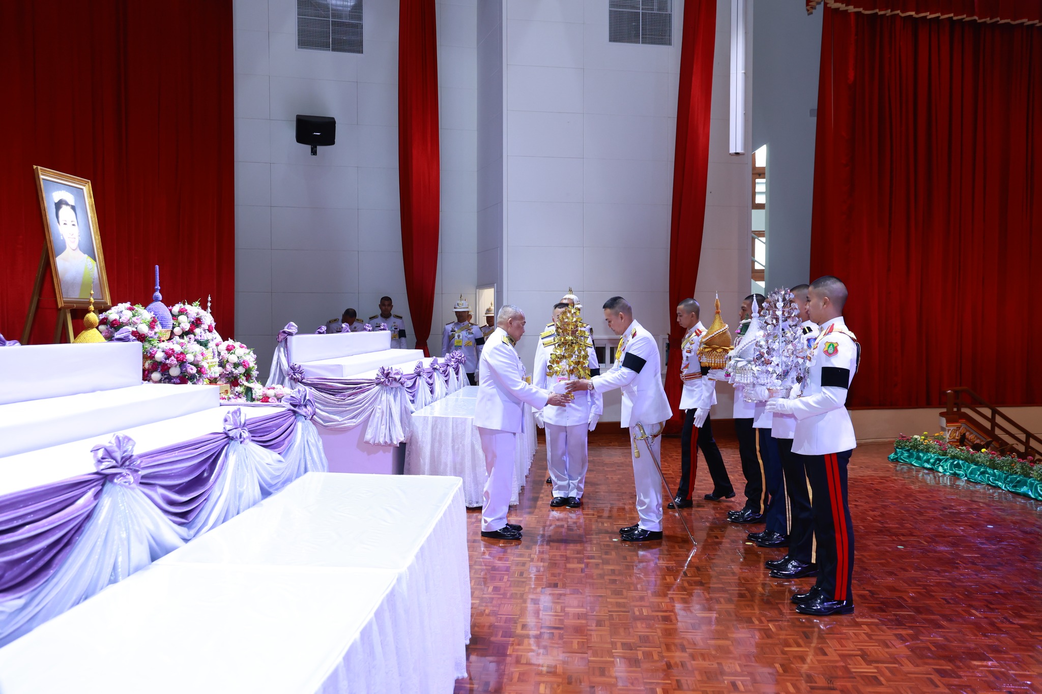 รองปลัดกระทรวงกลาโหม นำคณะผู้แทนหน่วยงานทุกภาคส่วน อัญเชิญเครื่องราชสักการะทูลเกล้าฯ ถวายพระพรชัยมงคล สมเด็จพระนางเจ้าฯ พระบรมราชินี เนื่องในโอกาสมหามงคลเฉลิมพระชนมพรรษา ๔ รอบ