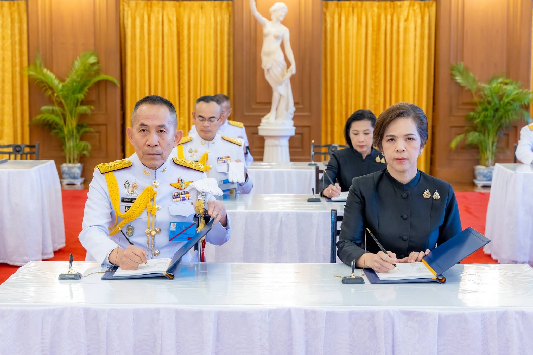 ปลัดกระทรวงกลาโหมร่วมลงนามถวายความอาลัยน้อมสำนึกในพระกรุณาธิคุณและพระวิริยอุตสาหะอันทรงคุณูปการต่อประเทศชาติ