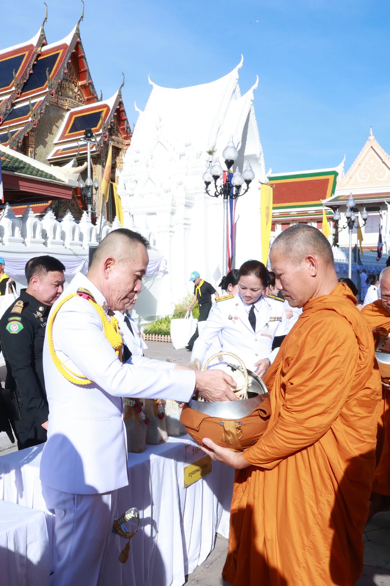 ปลัดกระทรวงกลาโหมร่วมทำบุญตักบาตรในโอกาสฉลองพระชนมายุ ๙๙ พรรษา สมเด็จพระอริยวงศาคตญาณ สมเด็จพระสังฆราช สกลมหาสังฆปริณายก